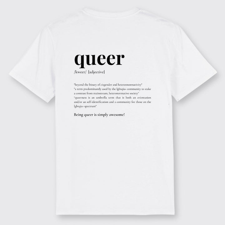 weißes Shirt mit einem back print der Definition und Lautschrift des Wortes queer