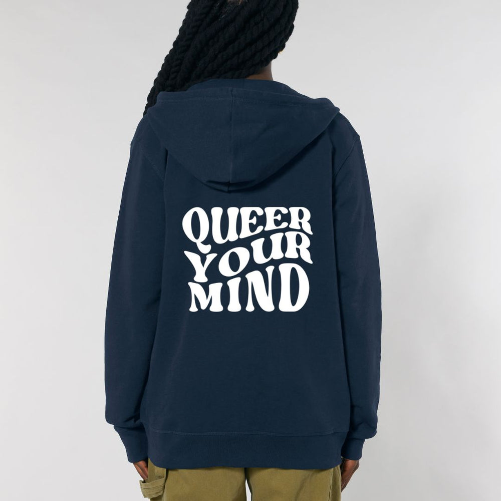 Person trägt dunkelblauen Zipper mit großem Backprint Queer Your Mind