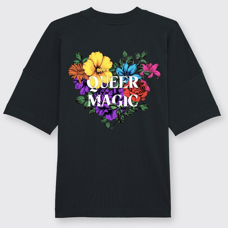 Schwarzes oversized Shirt von hinten mit buntem Aufdruck aus Blumen und dem Schriftzug Queer Magic
