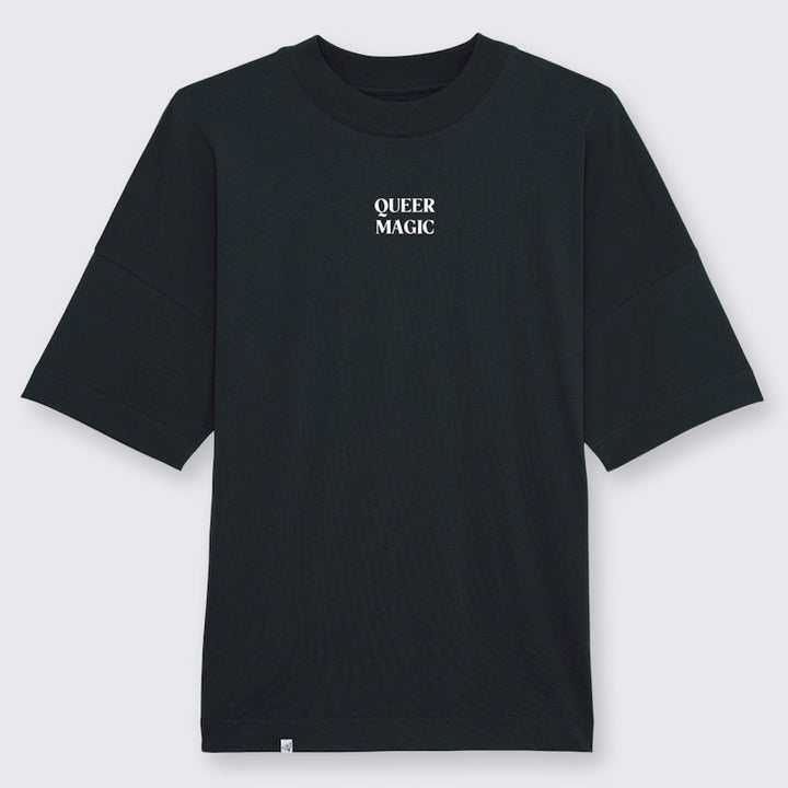 Schwarzes oversized Shirt von vorn mit dem Schriftzug Queer Magic