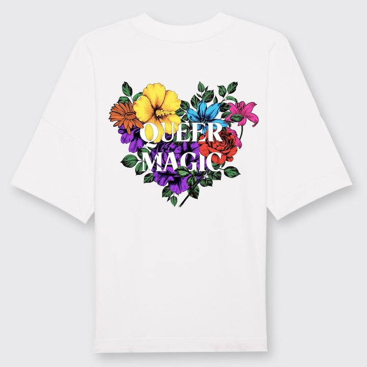 Weißes oversized Shirt von hinten mit buntem Aufdruck aus Blumen und dem Schriftzug Queer Magic