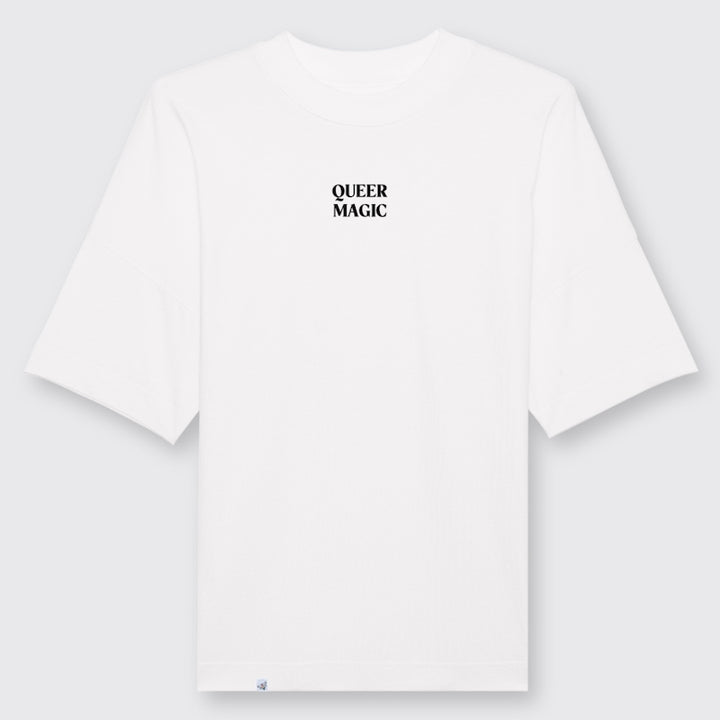 Weißes oversized Shirt von vorn mit dem Schriftzug Queer Magic