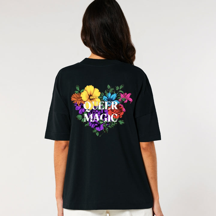 Schwarzes oversized Shirt von hinten mit buntem Aufdruck aus Blumen und dem Schriftzug Queer Magic