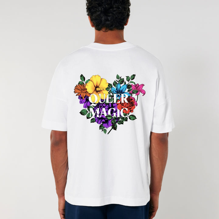 Weißes oversized Shirt von hinten mit buntem Aufdruck aus Blumen und dem Schriftzug Queer Magic