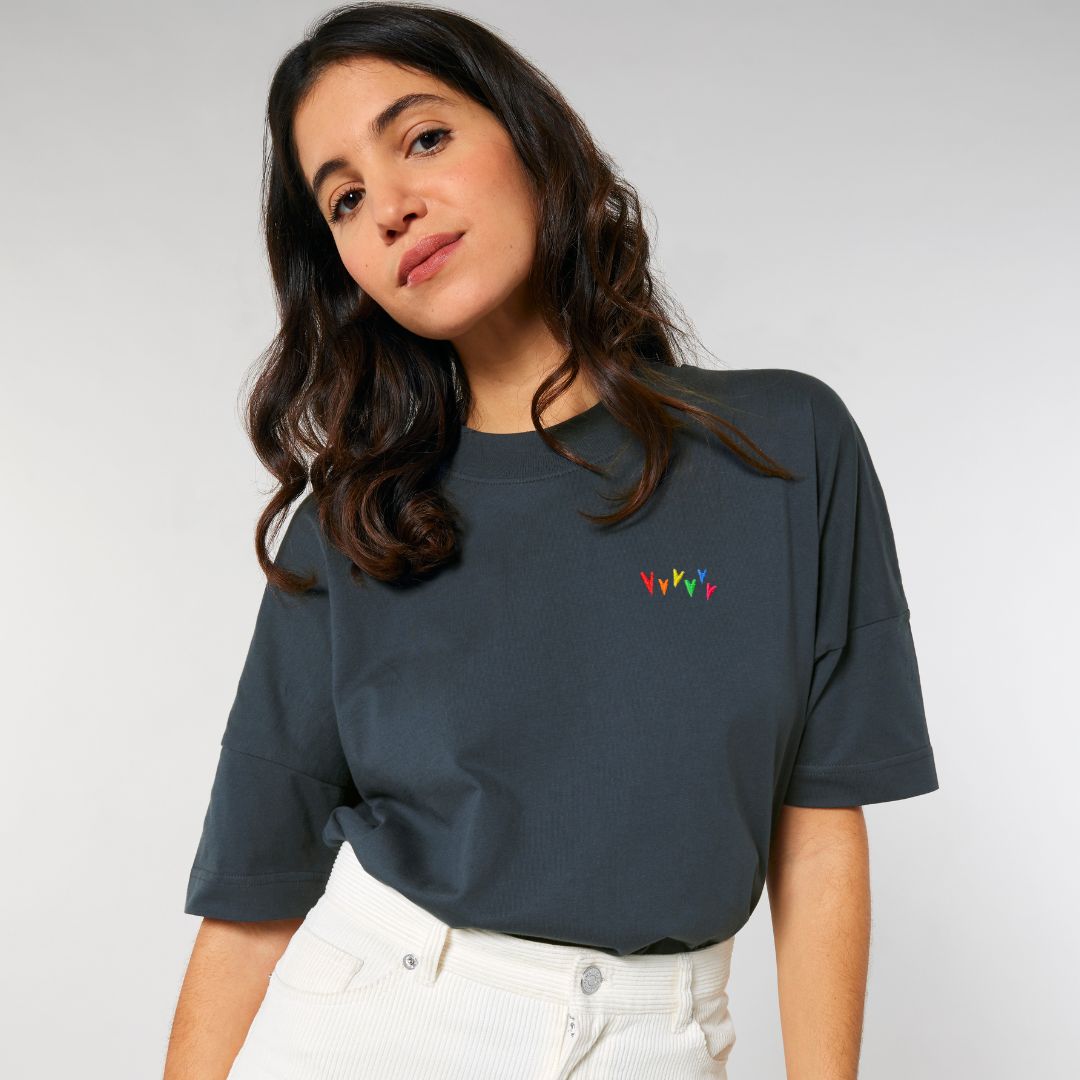 Model trägt oversized Shirt Regenbogenherzen Stick in der Farbe ink grey.