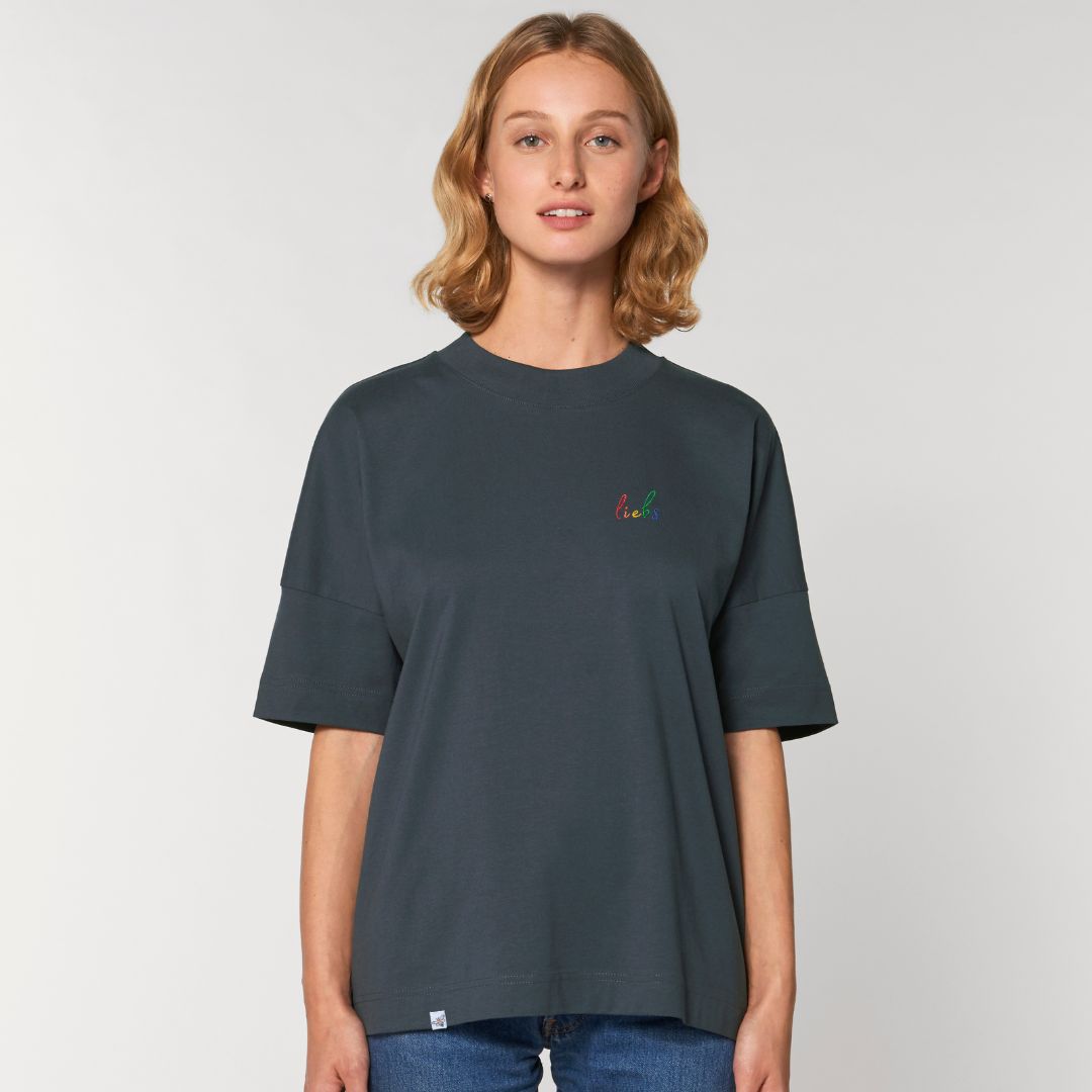 Model trägt oversized Shirt mit dem Stickdesign liebs auf der Brust in der Farbe Ink Grey.