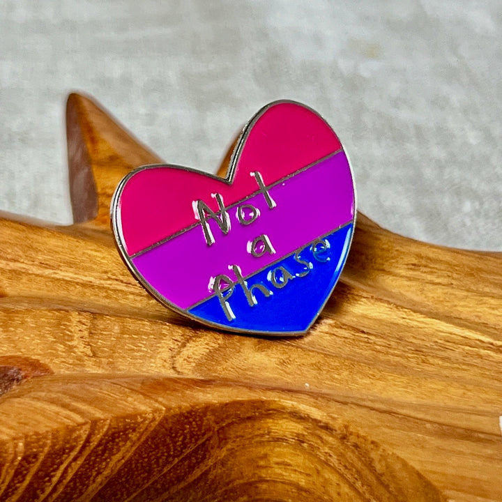 Bisexual Pin in Herzform mit dem Schriftzug Not a Phase