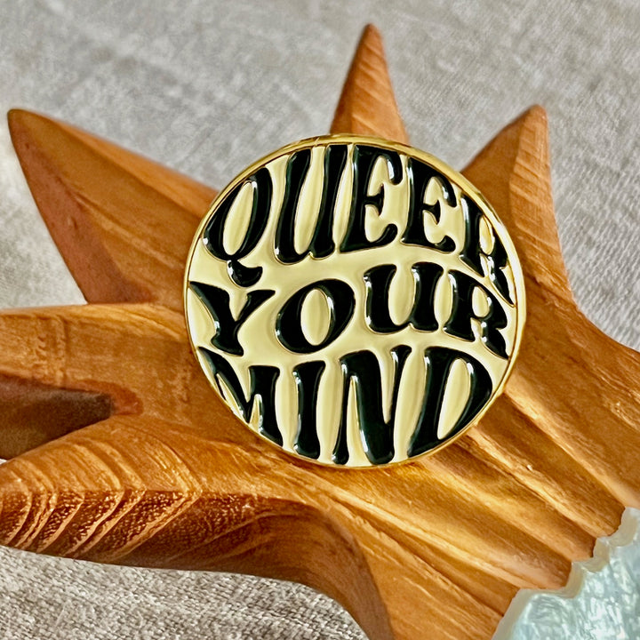 Anstecknadel "Queer Your Mind"