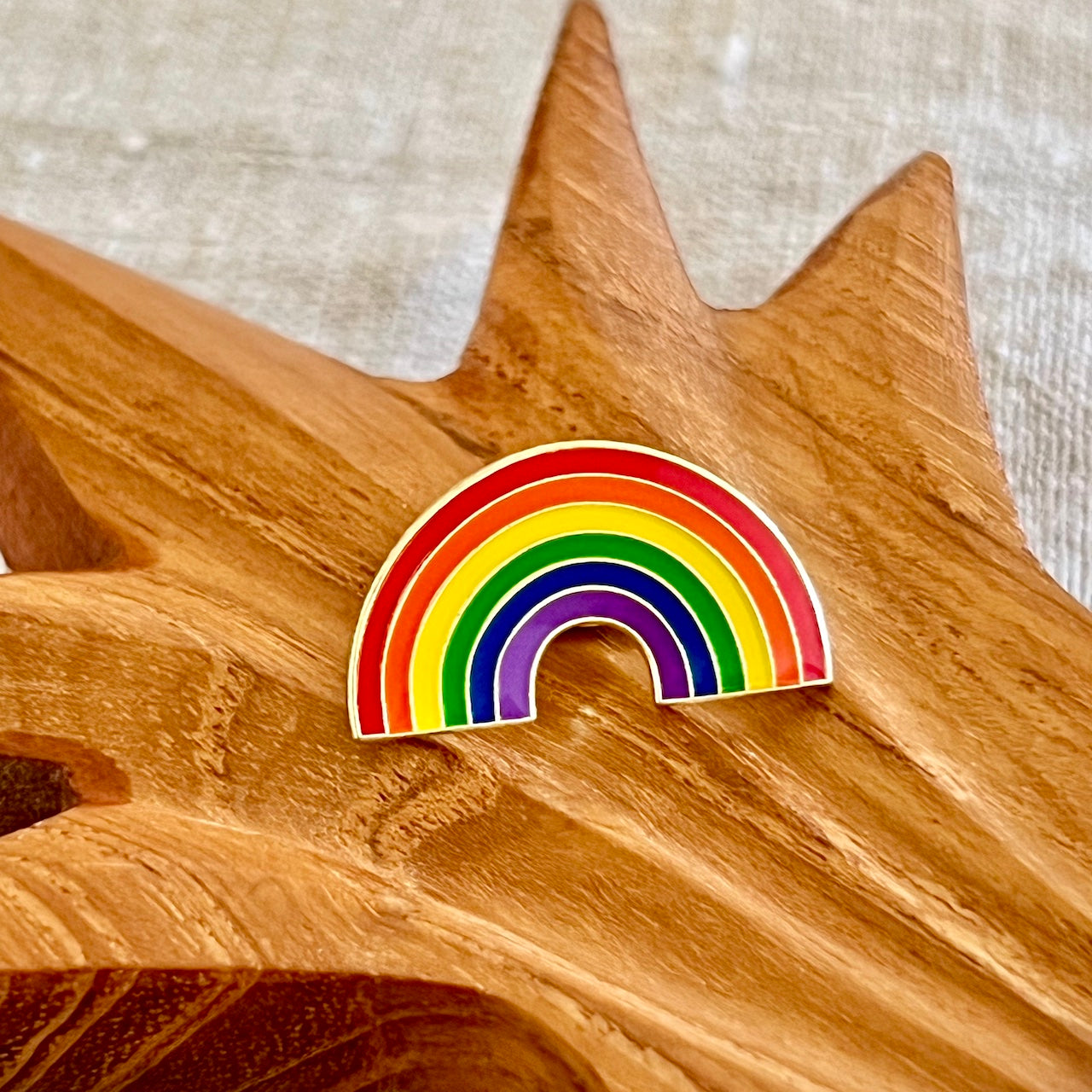 CoolChange Regenbogen Anstecker Set - 12 Stück LGBT Pins - Metall Mit Peace & Herz