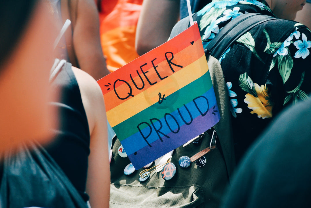 Regenbogen-Flagge mit der Aufschrift Queer & Proud