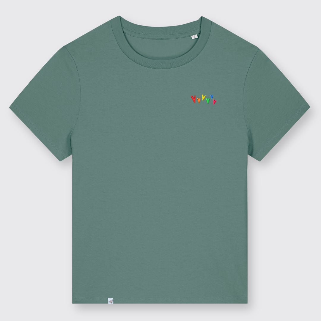 Salbeifarbenes Shirt mit kleinen gestickten Herzen in Regenbogenfarben