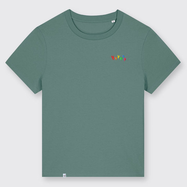 Salbeifarbenes Shirt mit kleinen gestickten Herzen in Regenbogenfarben