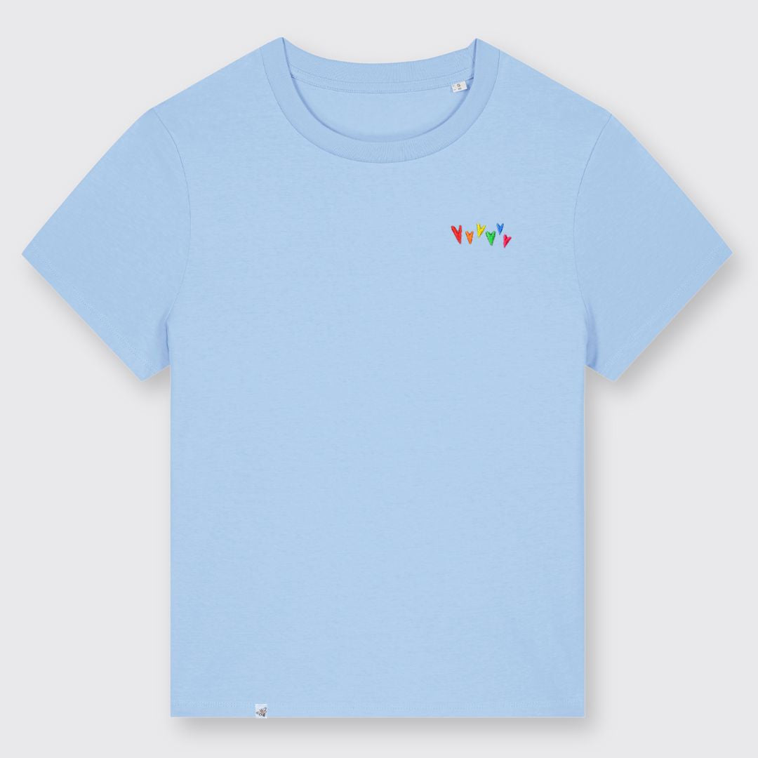 Hellblaues Shirt mit kleinen gestickten Herzen in Regenbogenfarben