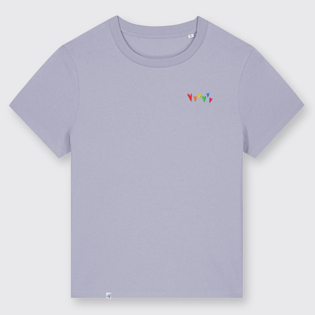 Lavendelfarbenes Shirt mit kleinen gestickten Herzen in Regenbogenfarben
