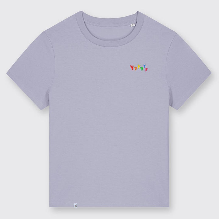 Lavendelfarbenes Shirt mit kleinen gestickten Herzen in Regenbogenfarben