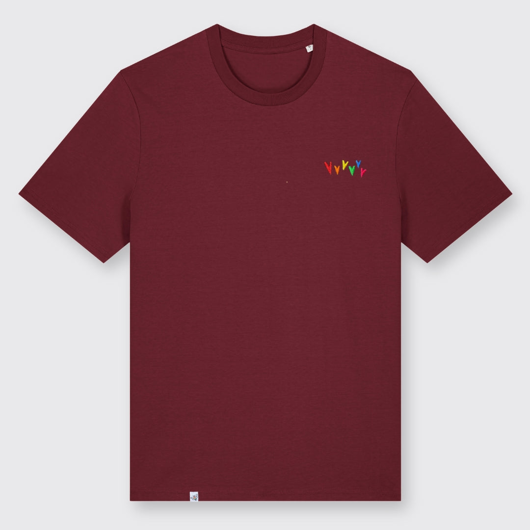 Burgundyfarbenes Shirt mit Regenbogenherzen auf der Brust