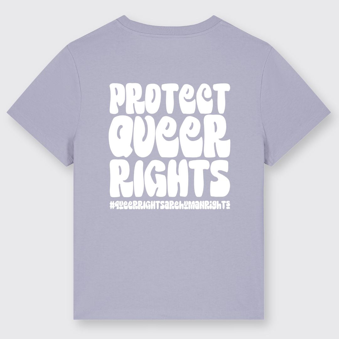 Lavendelfarbenes Shirt von hinten mit großem Backprint Protect queer rights in weiß