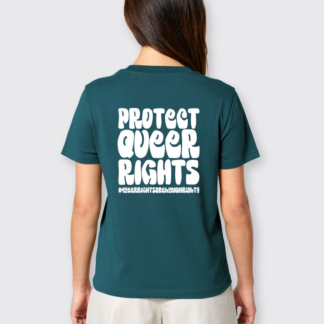 Model trägt petrolgrünes Shirt von hinten mit großem Backprint Protect queer rights in weiß