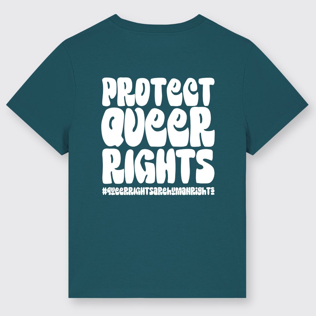 Petrolgrünes Shirt von hinten mit großem Backprint Protect queer rights in weiß