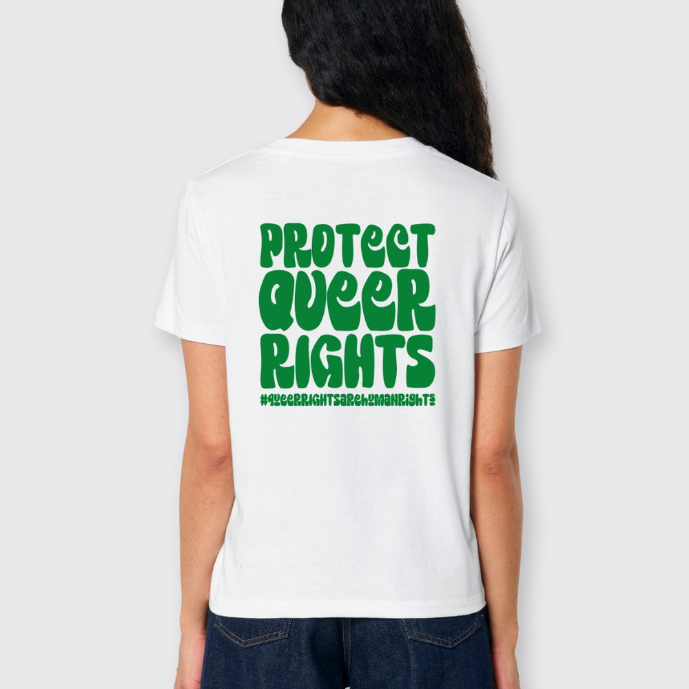 Model trägt weißes Shirt von hinten mit großem Backprint Protect queer rights in grün