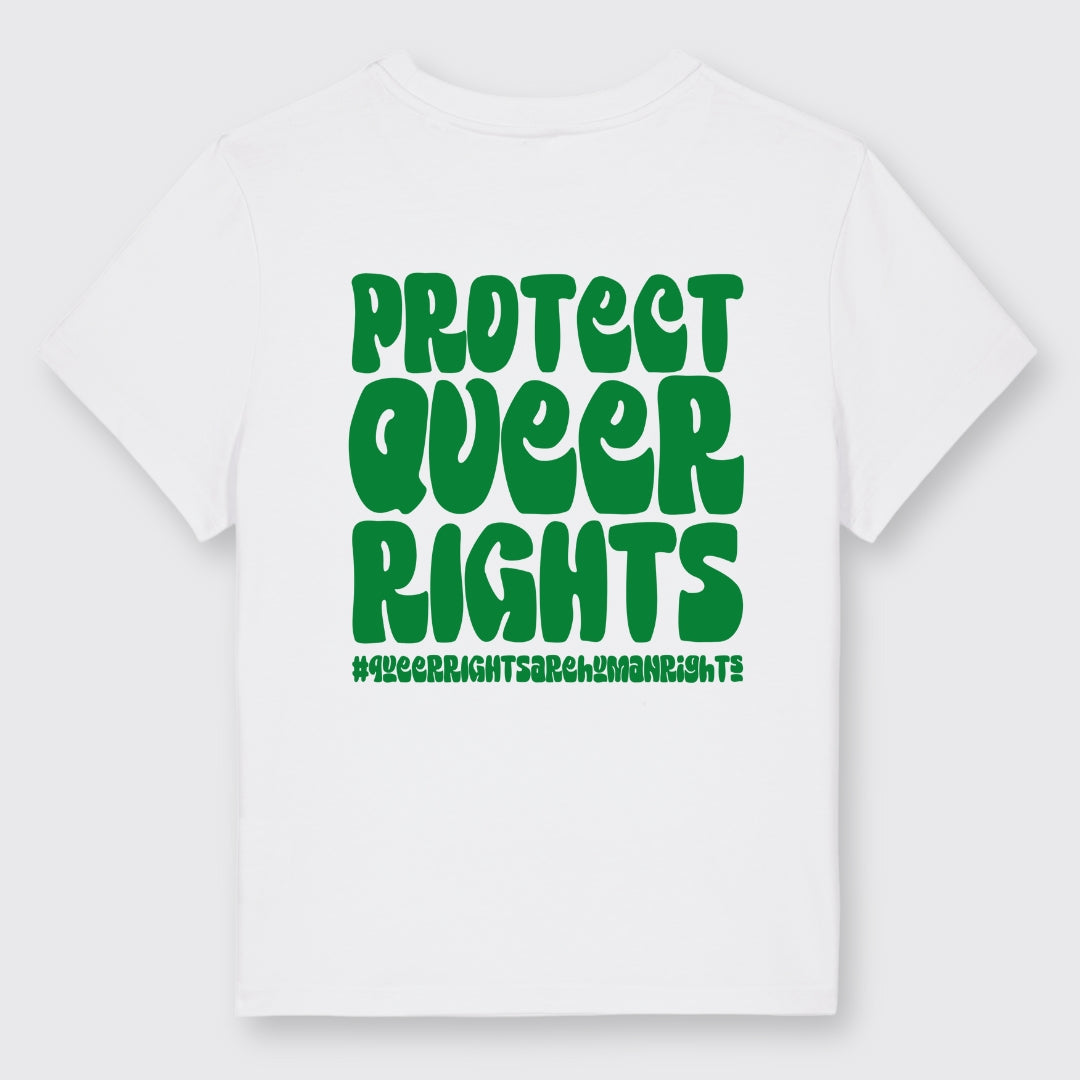 Weißes Shirt von hinten mit großem Backprint Protect queer rights in grün