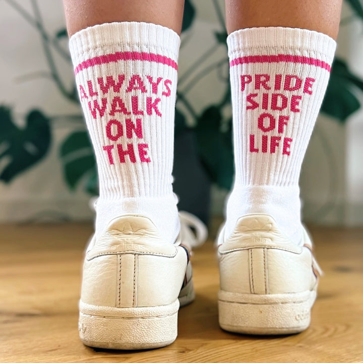 Pride Socken Always walk on the pride side of life angezogen mit Schuhen