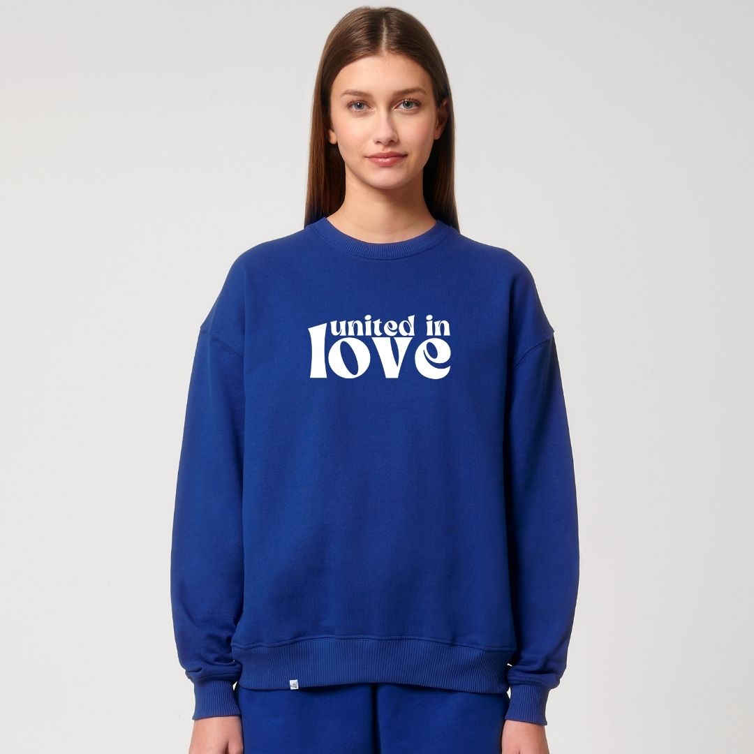 Model trägt Sweatshirt in der Farbe Marine Blau mit dem Aufdruck united in love