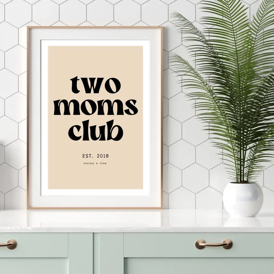 Personalisiertes Poster Two Moms Club schwarze Schrift auf cremefarbenen Hintergrund