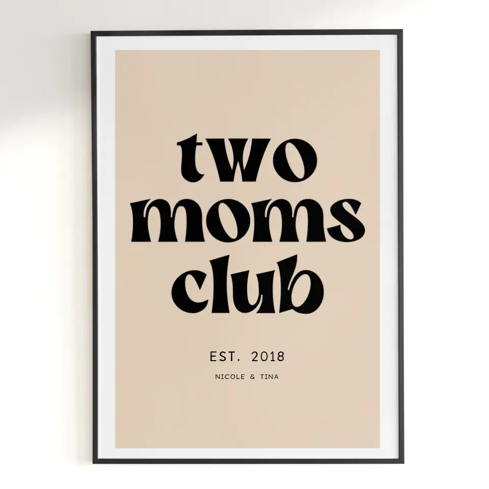 Personalisiertes Poster Two Moms Club schwarze Schrift auf cremefarbenen Hintergrund