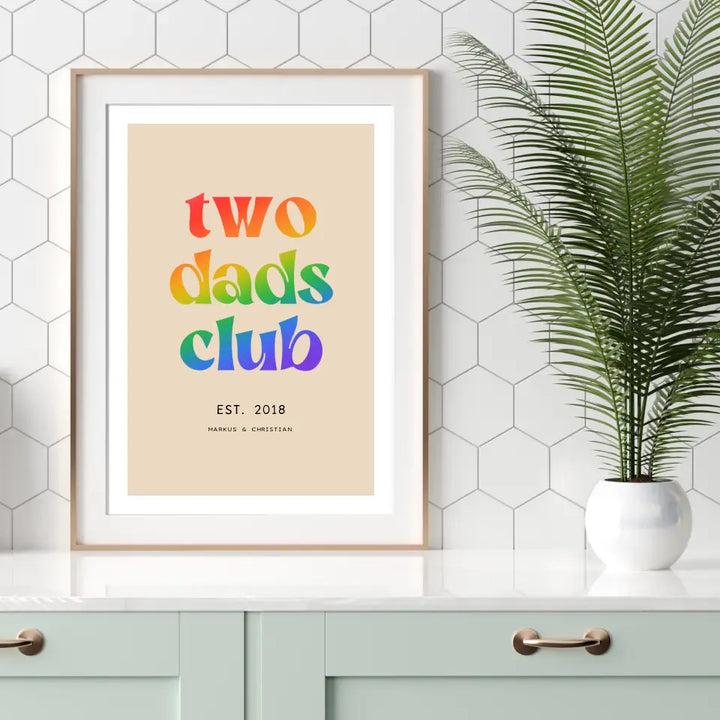 Personalisiertes Poster Two Dads Club Schrift in Regenbogenfarben auf cremefarbenen Hintergrund