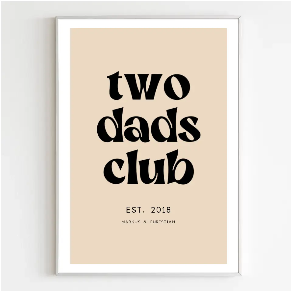 Personalisiertes Poster Two Dads Club schwarze Schrift auf cremefarbenen Hintergrund