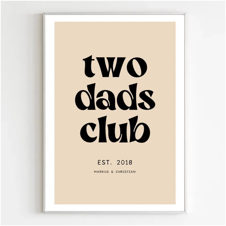 Personalisiertes Poster Two Dads Club schwarze Schrift auf cremefarbenen Hintergrund
