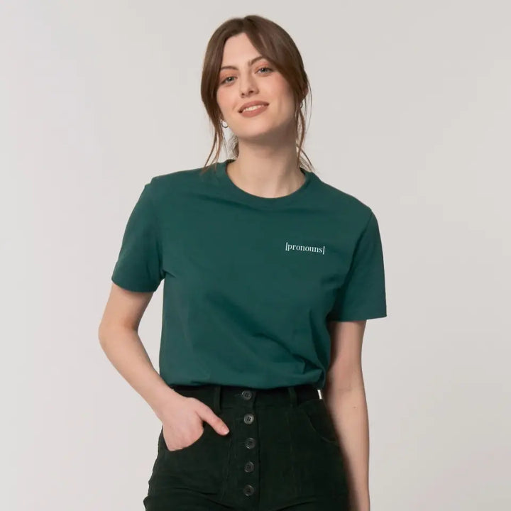 Model trägt dunkelgrünes Shirt mit kleinem personalisierbarem Aufdruck auf der Brust