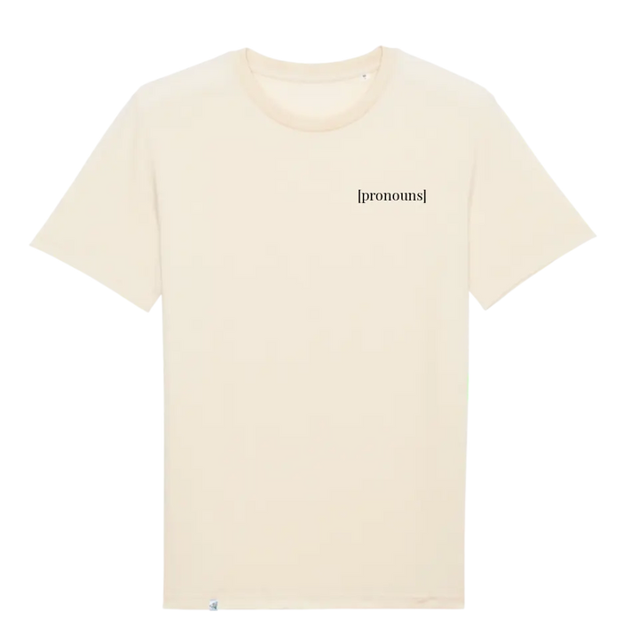 Naturfarbenes Shirt mit kleinem personalisierbarem Aufdruck auf der Brust