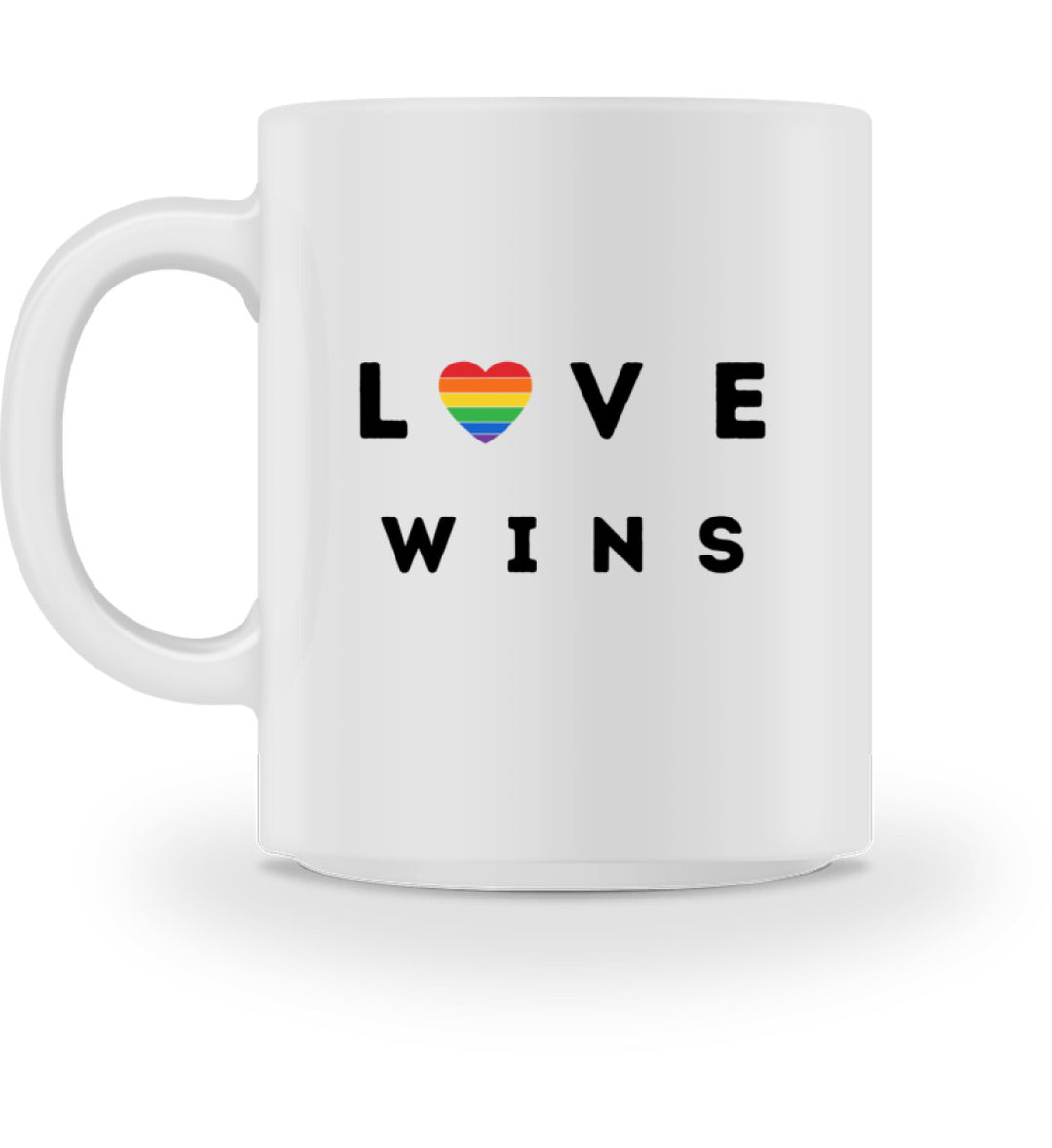 Weiße Tasse mit der Aufschrift Love Wins und einem Regenbogenherz