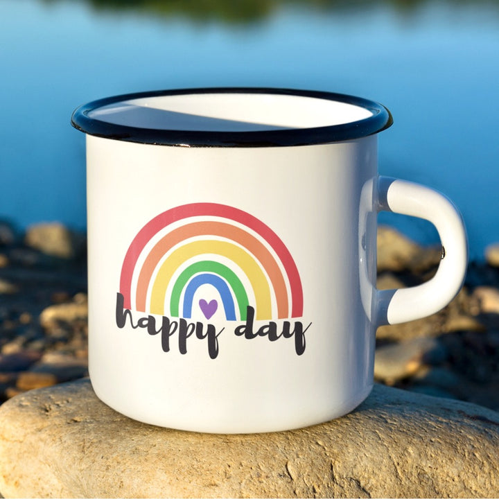 Emaille Tasse mit einem Regenbogen und der Aufschrift happy day