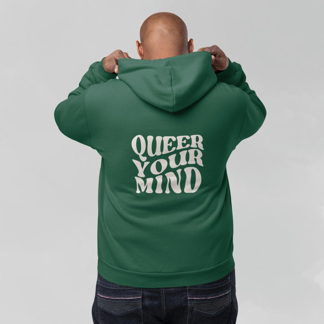 Person trägt grünen Hoodie mit großem Rückenprint Queer Your Mind in creme
