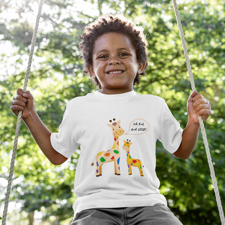Kind trägt weißes Shirt mit zwei Giraffen