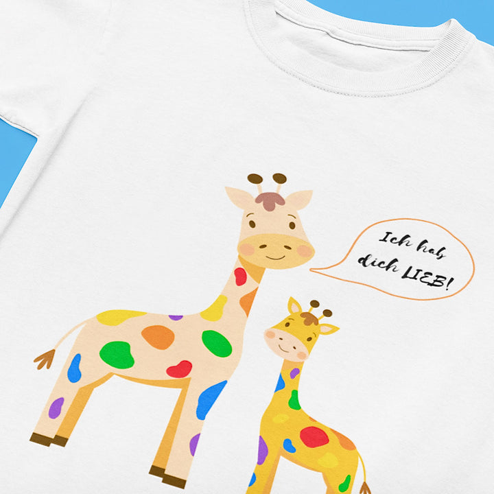 Nahaufnahme eines weißen Kindershirts mit zwei Giraffen