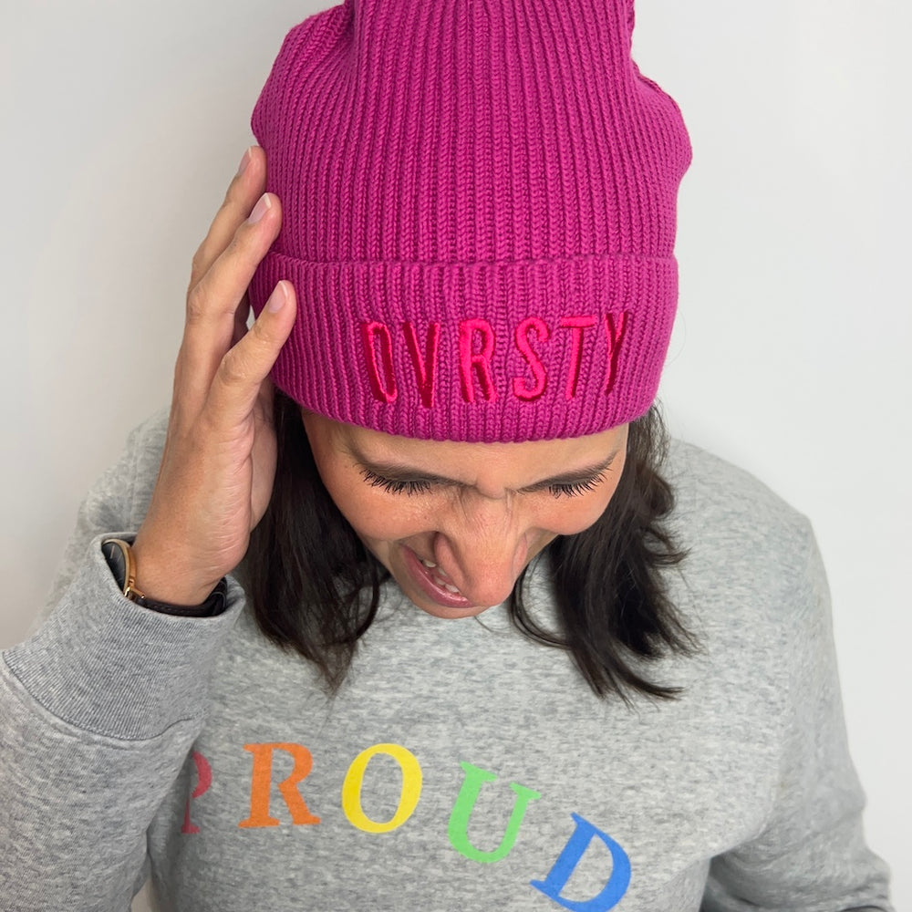 Person trägt Organic Beanie magenta mit Stick DVRSTY