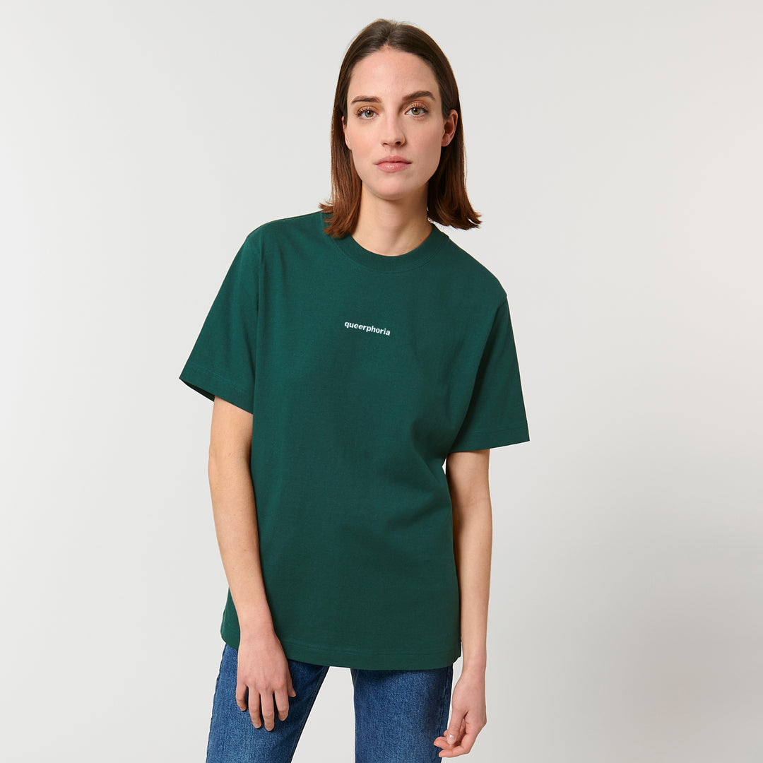 Weiblich gelesene Person trägt oversized Shirt in der Farbe Dunkelgrün mit dem Stick queerphoria