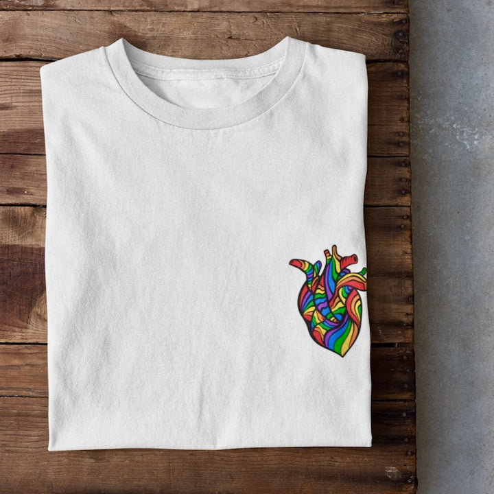 Weißes Shirt mit anatomischen Herz in Regenbogenfarben