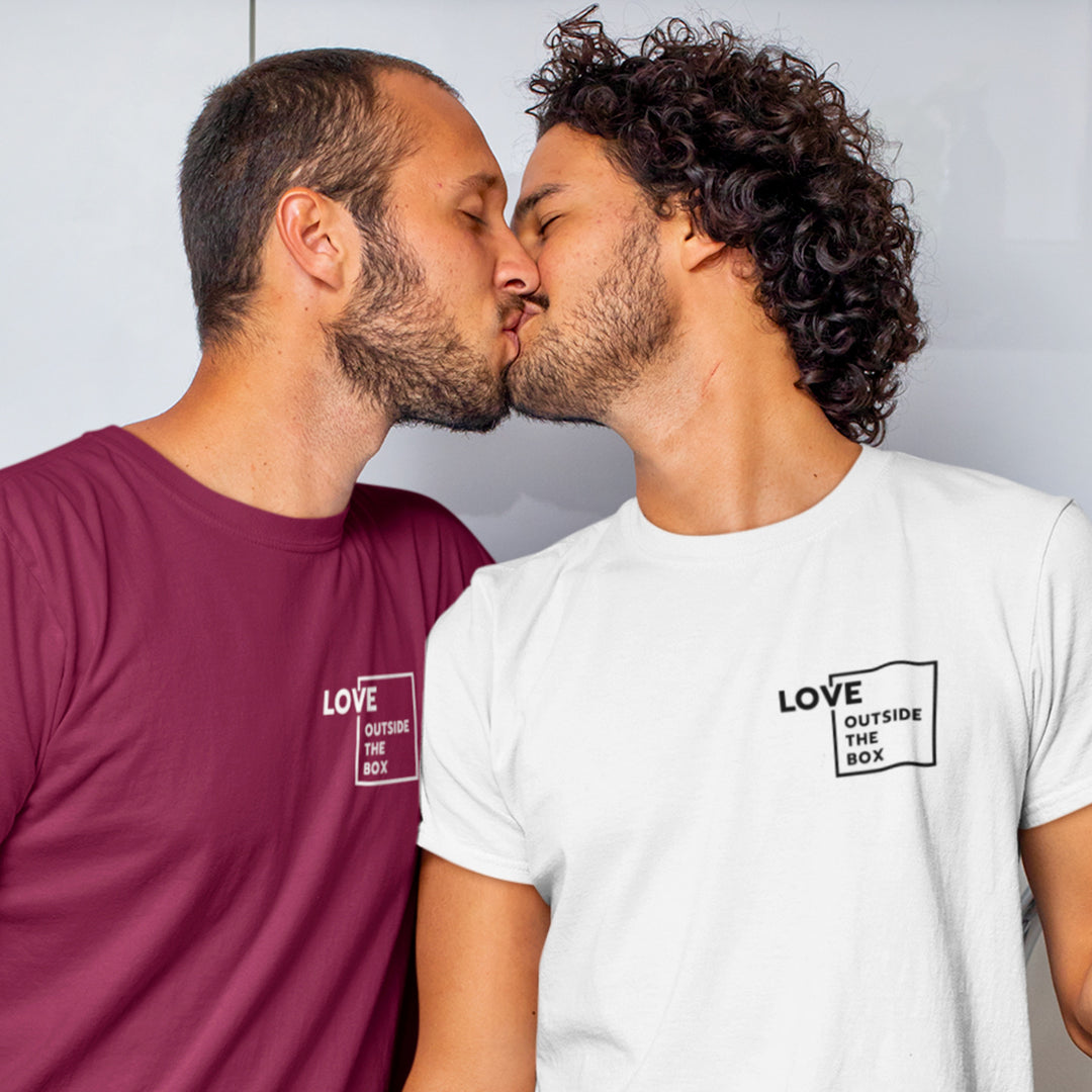 2 Models die sich küssen tragen Shirt mit Design Love outside the Box