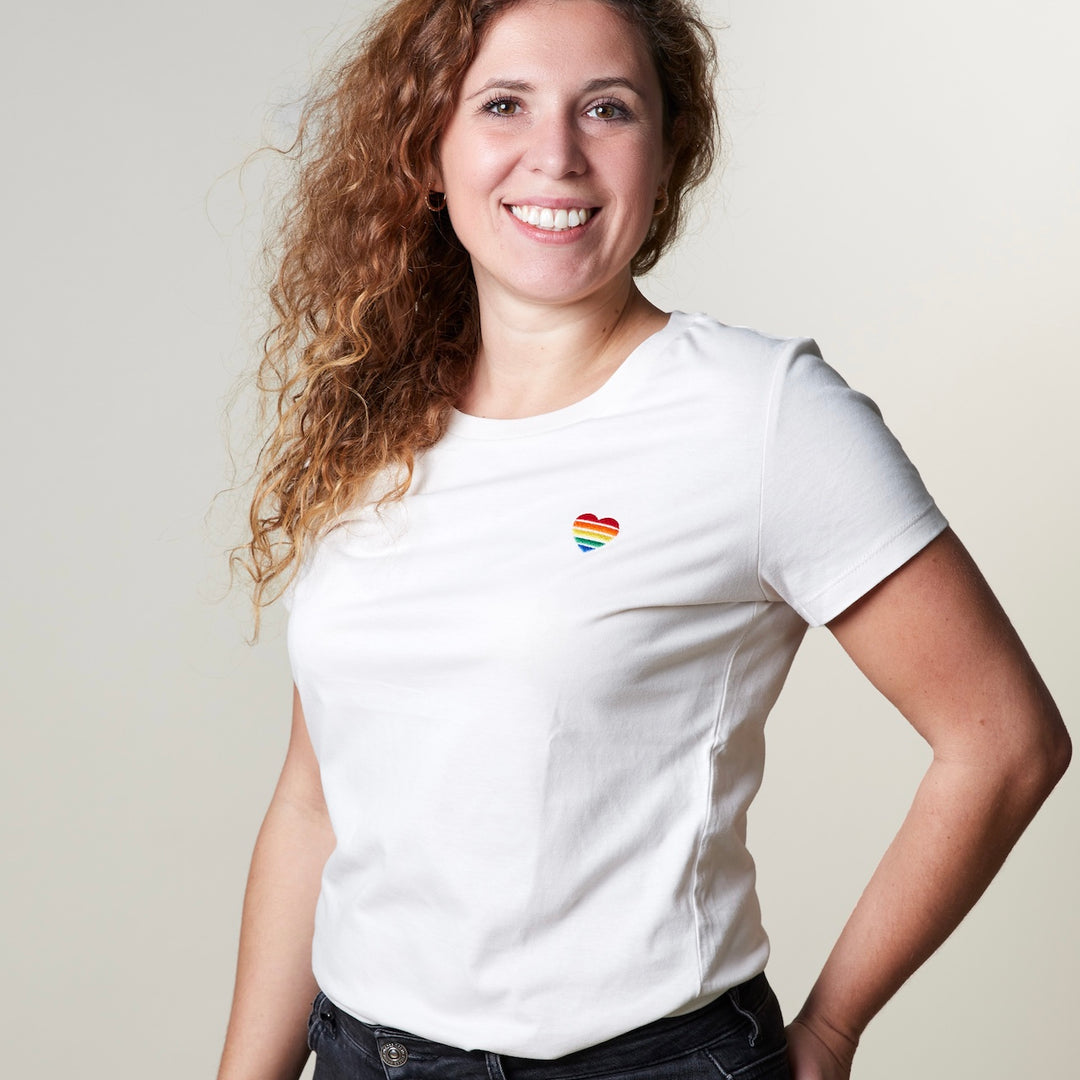 Model trägt Organic Shirt creme Regenbogen-Herz Stick