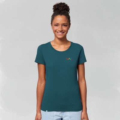 Model trägt Organic Shirt blaugrün Regenbogen-Herzen Stick