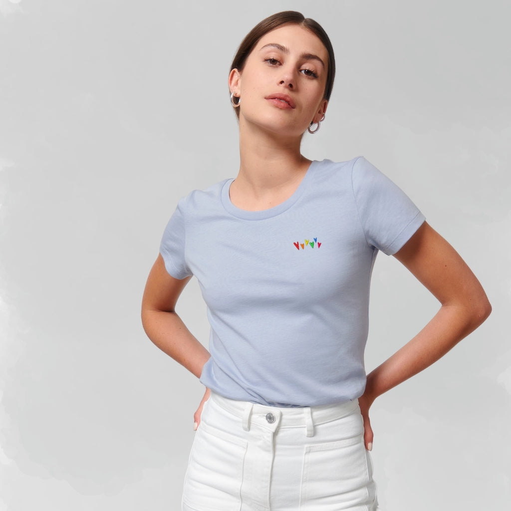 Model trägt Organic Shirt soft blue Regenbogen-Herzen Stick