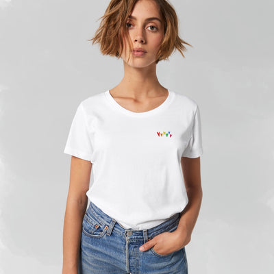 Model trägt Organic Shirt weiß Regenbogen-Herzen Stick