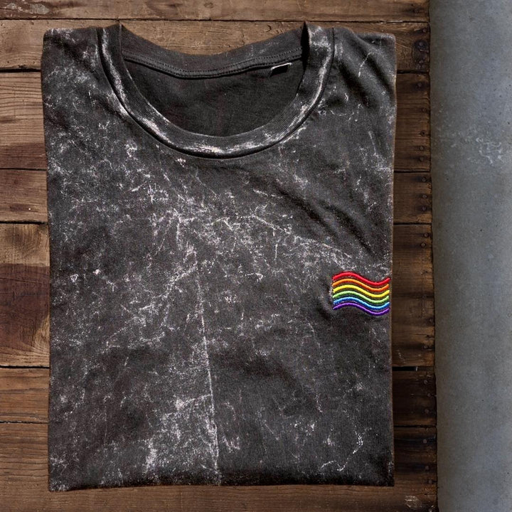 grau marmoriertes Shirt mit Regenbogenflagge in Stick