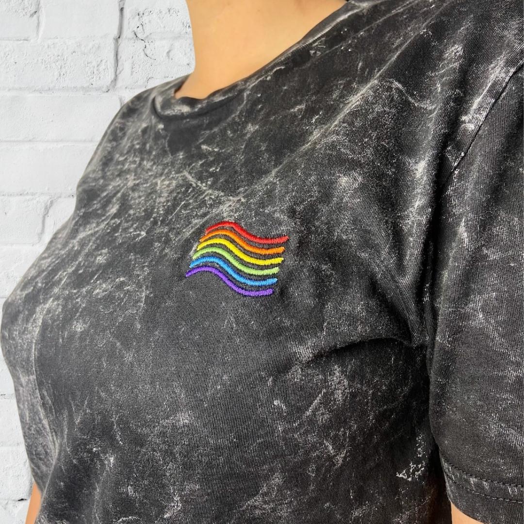 Nahaufnahme grau marmoriertes Shirt mit Regenbogenflagge in Stick