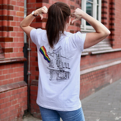 Model trägt Organic Shirt Stonewall was a riot mit Zeichnung von Stonewall Inn in NYC